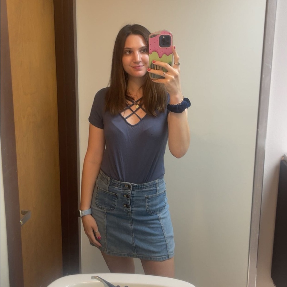 Glitz Blue crisscross V-neck short-sleeve top M